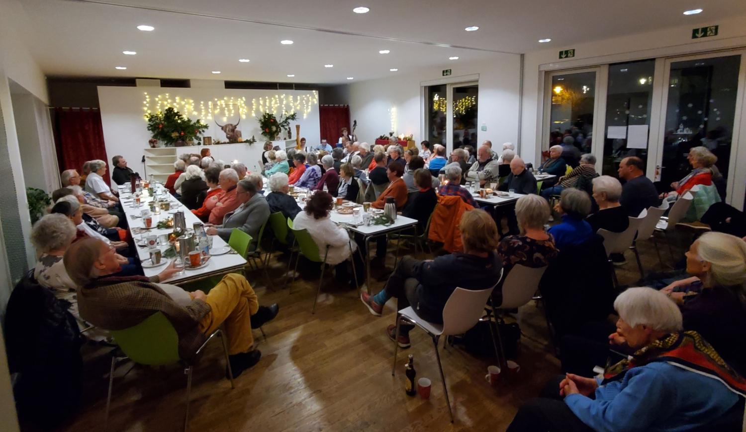 Ist möglicherweise ein Bild von 4 Personen und Menschenmasse