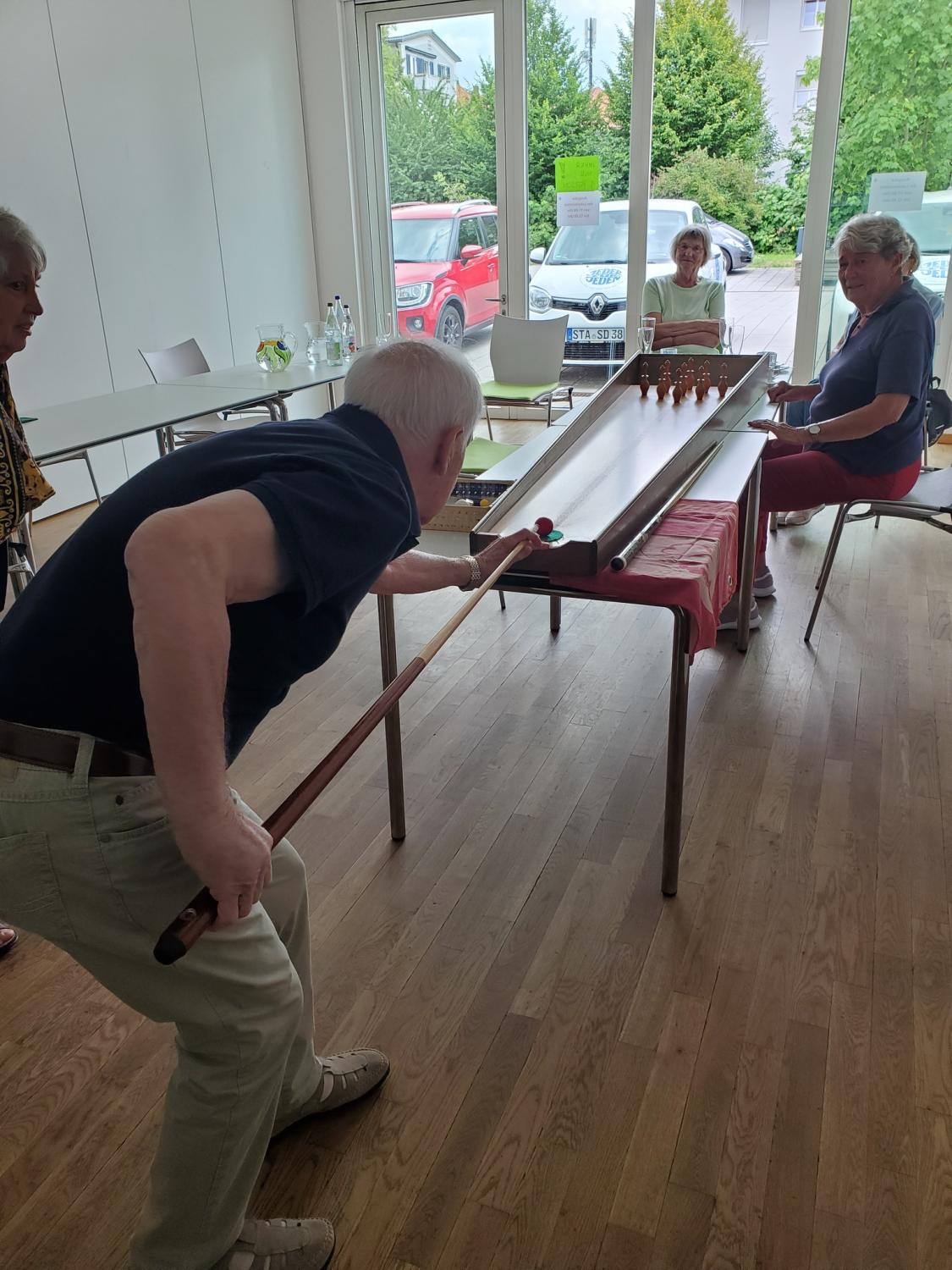 Ist möglicherweise ein Bild von 4 Personen und Meterstab