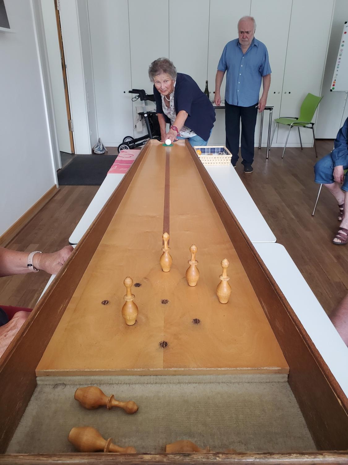 Ist möglicherweise ein Bild von 3 Personen und Spielzeug